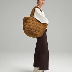 Sold out online: Lululemon  Quilted Grid Tote Bag 26L new with tag Fleece